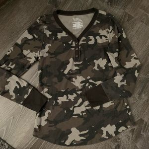 •Camouflage long sleeve•